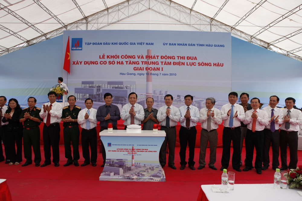 Representatives of Vietnam Gas and Oil Group and Hau Giang Province People’s Committee at the groundbreaking ceremony of construction on the infrastructure of the Hau River Electrical Center on July 18. (Photo:Hanoimoi) Representatives of Vietnam Gas and Oil Group and Hau Giang Province People’s Committee at the groundbreaking ceremony of construction on the infrastructure of the Hau River Electrical Center on July 18. (Photo:Hanoimoi)